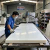Nhân viên kỹ thuật đang gia công tấm nhựa POM khổ lớn tại xưởng Nhựa Việt Hưng.