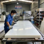 Nhân viên kỹ thuật đang gia công tấm nhựa POM khổ lớn tại xưởng Nhựa Việt Hưng.