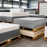 Tấm nhựa HDPE và PP đùn ép được xếp pallet gọn gàng trong nhà máy sản xuất nhựa Việt Nam sẵn sàng đóng container.