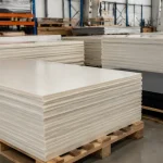 Các tấm nhựa ABS định hình nhiệt màu xám và đen xếp chồng trên pallet tại nhà máy Việt Hưng Plastics Việt Nam.