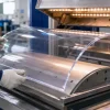Kỹ thuật viên gia công uốn định hình tấm nhựa Polycarbonate trong suốt làm vách ngăn kiến trúc tại nhà máy Việt Hưng Plastics.